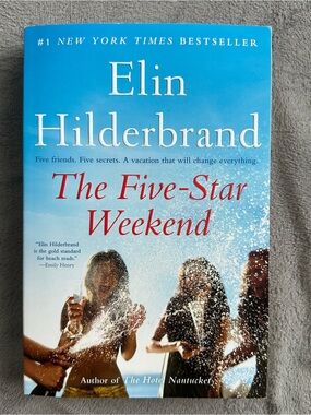 Elin Hilderbrand The Five-Star Weekend - Blue & Red Paperback Novel